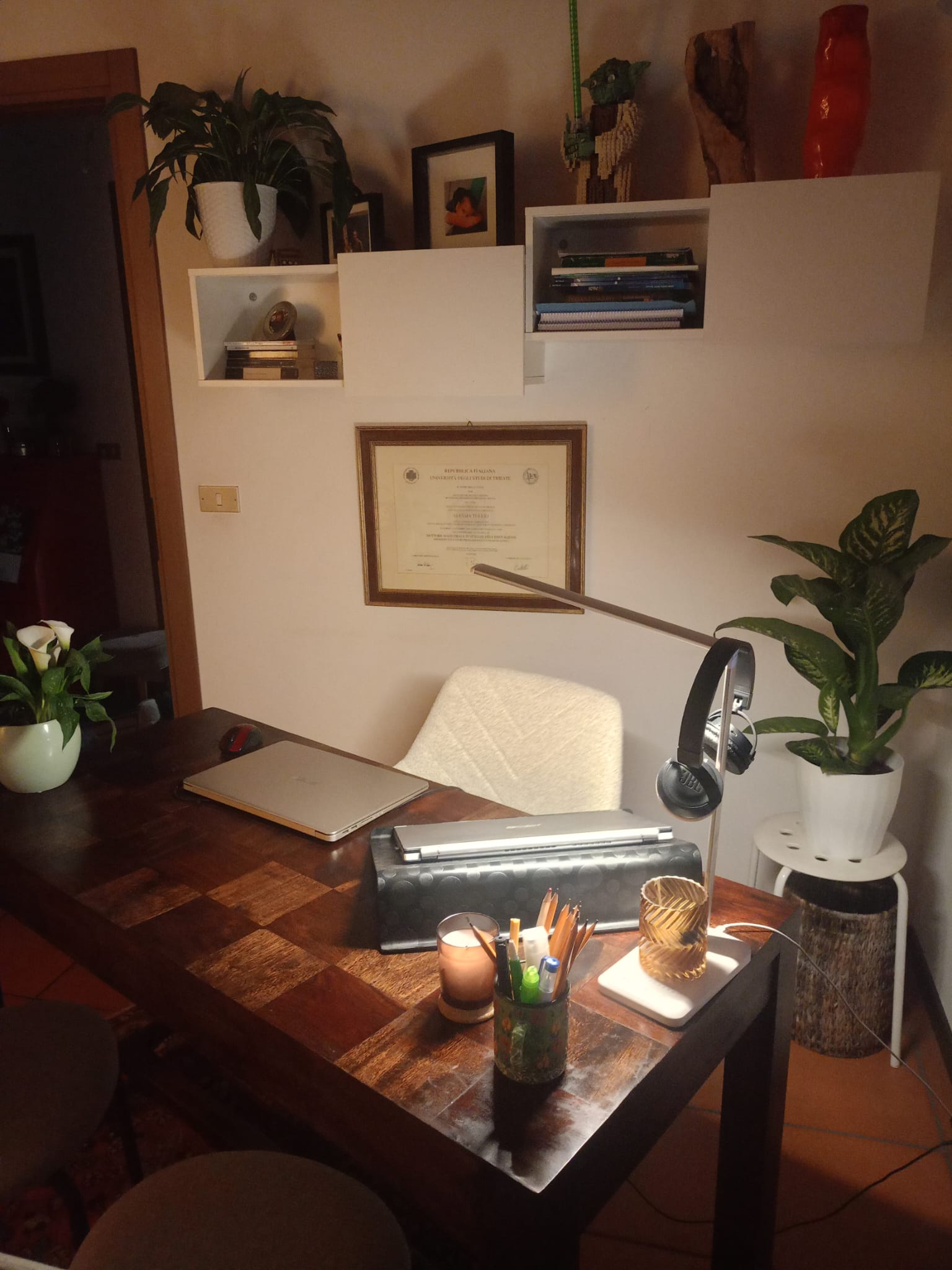 Scrivania dello studio con sedute per i colloqui
